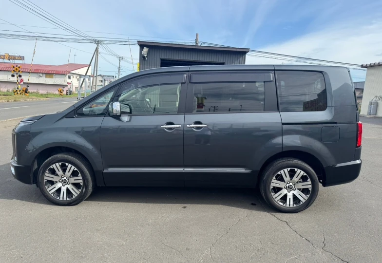 Mitsubishi Delica d:5 Grey