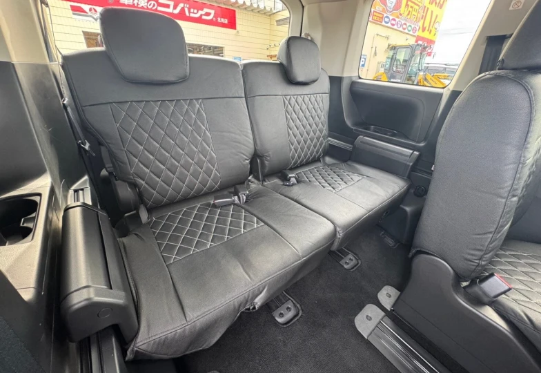 Mitsubishi Delica d:5 Grey