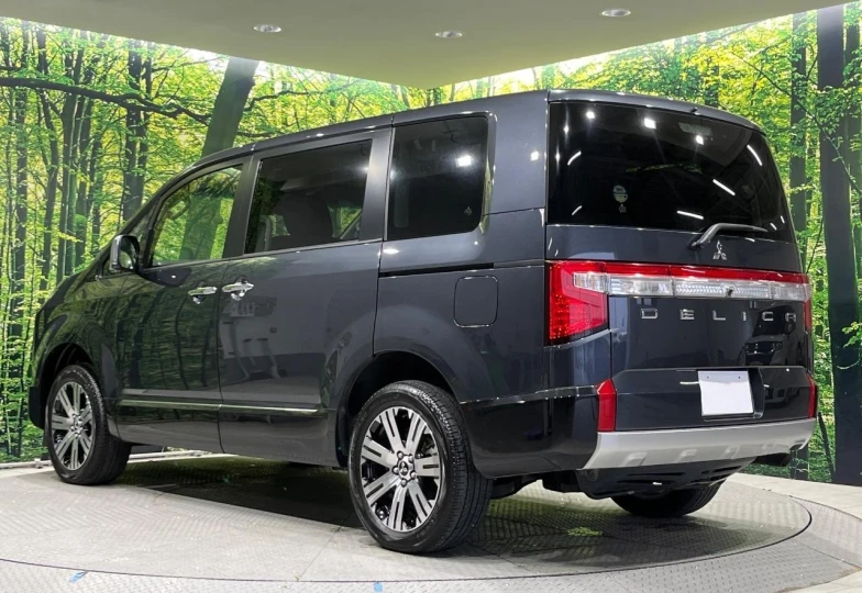 Mitsubishi Delica d:5 Grey