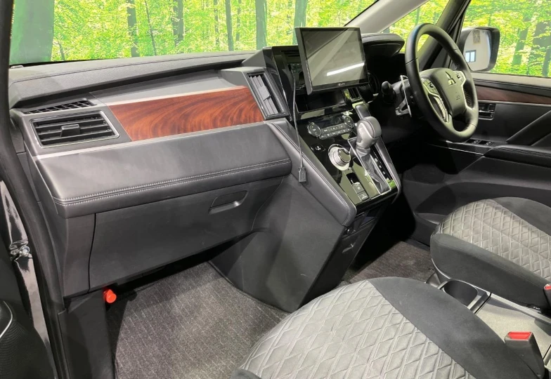 Mitsubishi Delica d:5 Grey