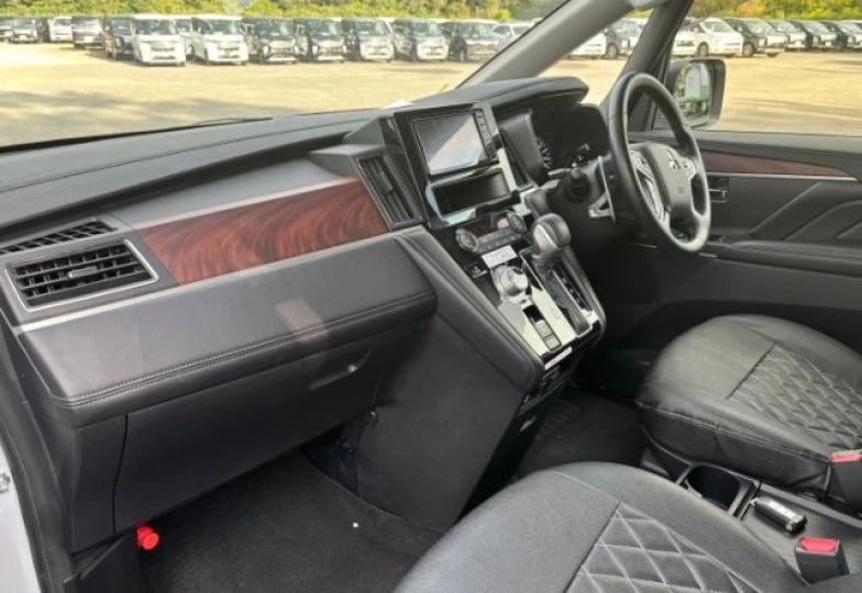 Mitsubishi Delica d:5 White