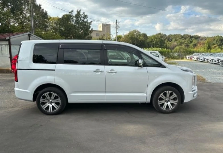 Mitsubishi Delica d:5 White