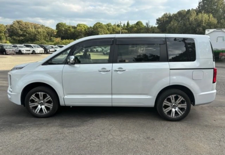 Mitsubishi Delica d:5 White