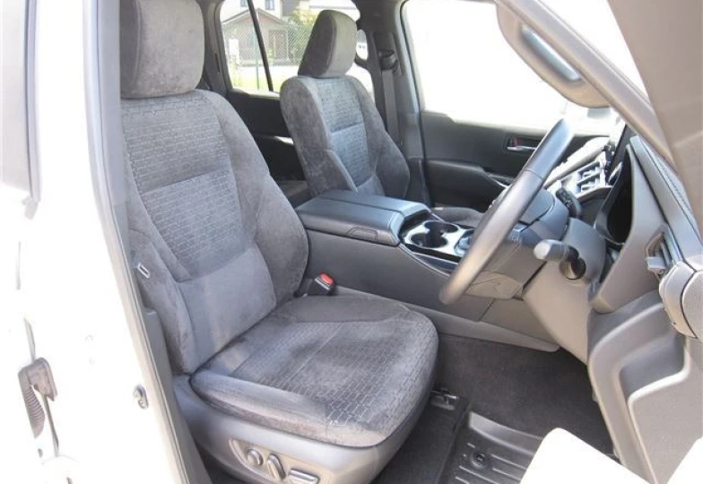 Toyota Land Cruiser 300 White