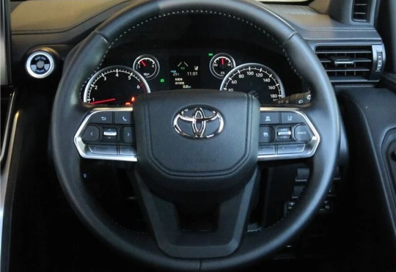 Toyota Land Cruiser 300 White