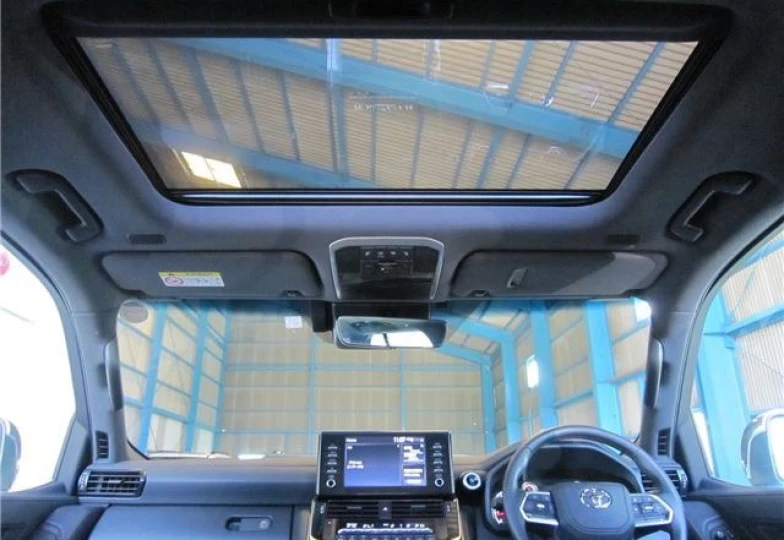 Toyota Land Cruiser 300 White