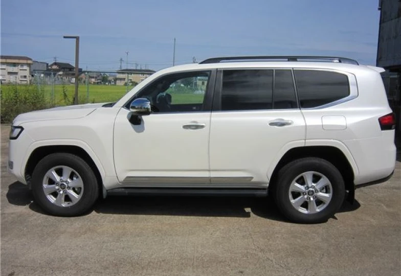 Toyota Land Cruiser 300 White