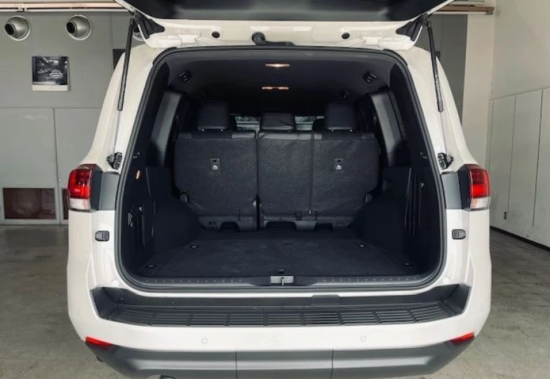 Toyota Land Cruiser 300 Белый