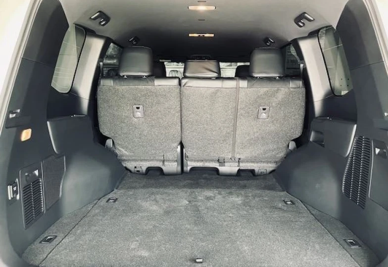 Toyota Land Cruiser 300 Белый