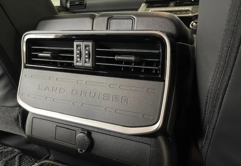 Toyota Land Cruiser 300 Белый