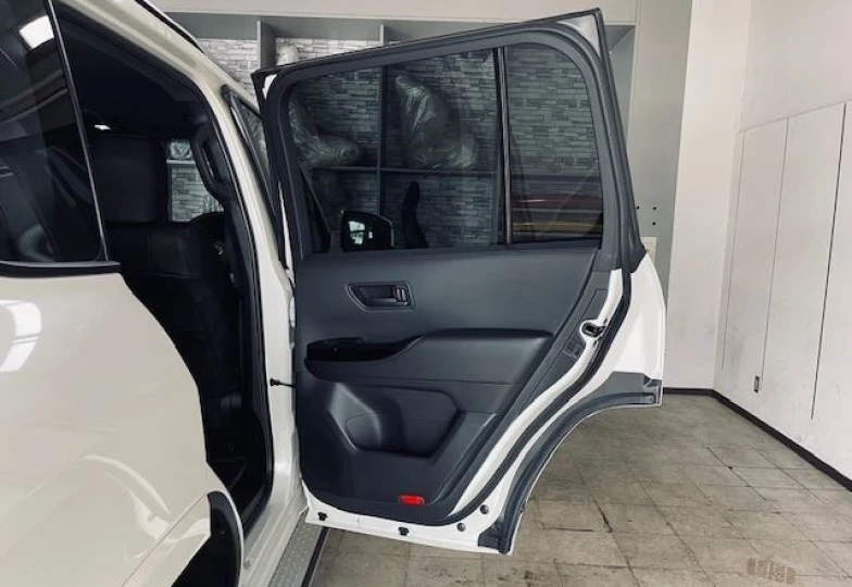 Toyota Land Cruiser 300 Белый