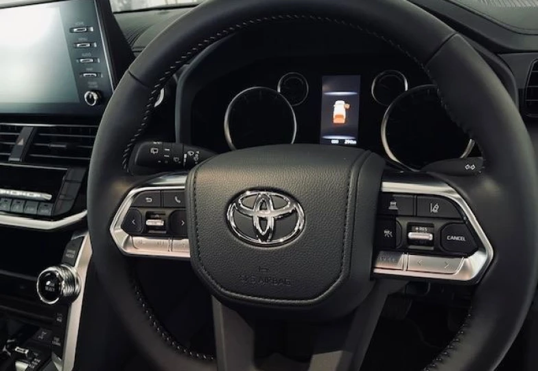 Toyota Land Cruiser 300 Белый