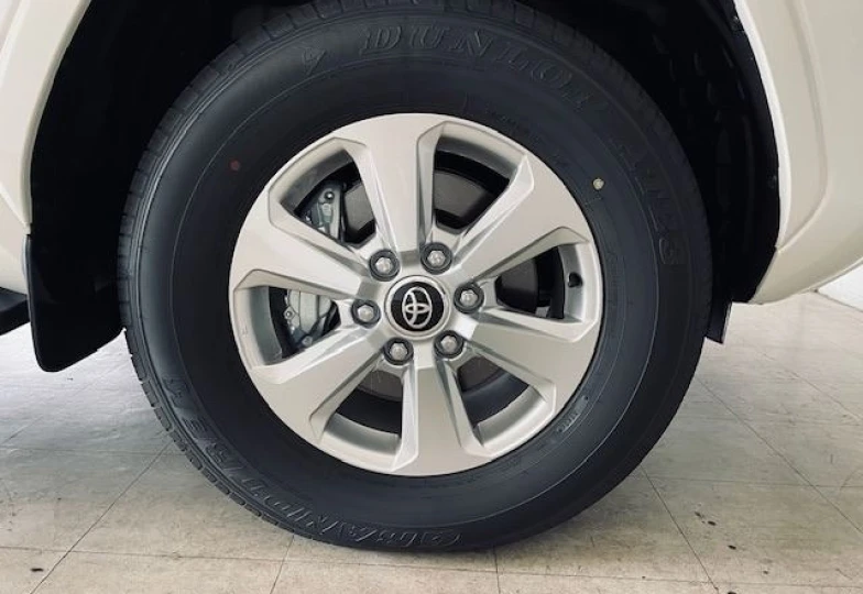 Toyota Land Cruiser 300 Белый