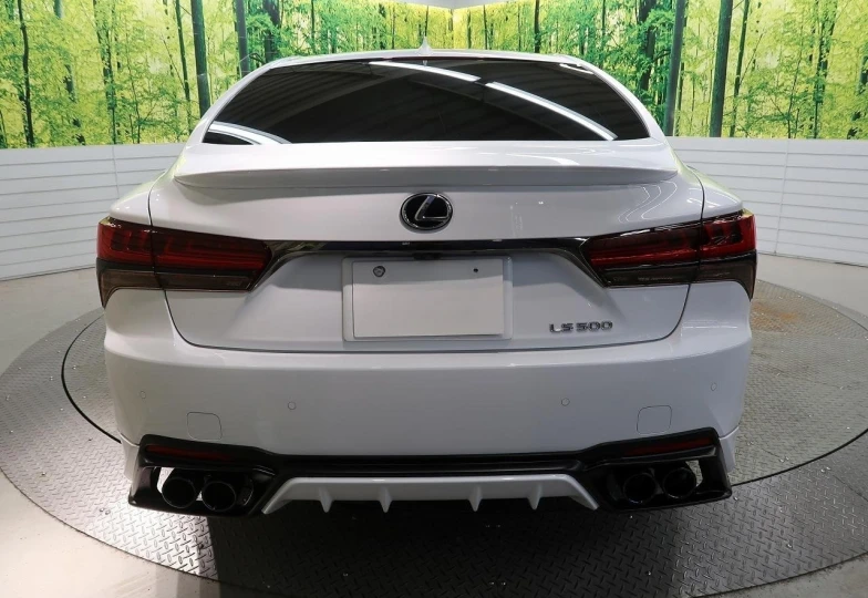 Lexus LS Белый