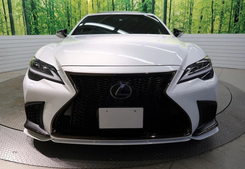 Lexus LS Белый