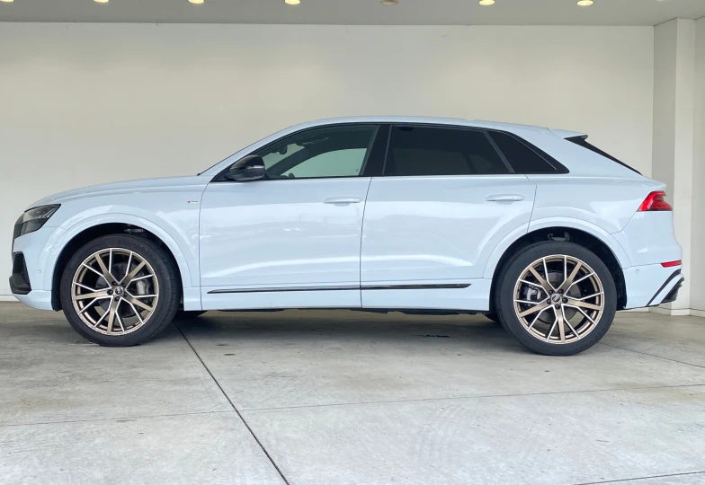 Audi Q8 Белый