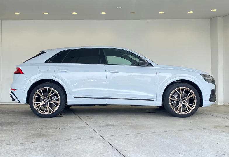 Audi Q8 Белый