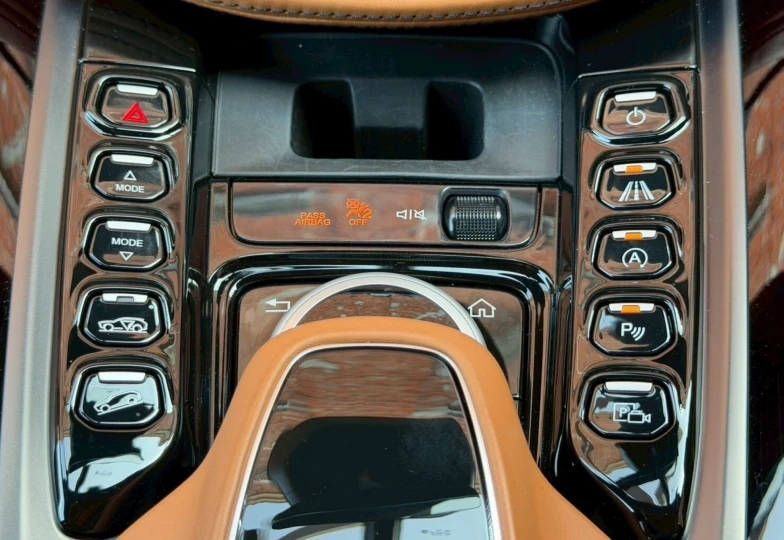 Aston Martin DBX White