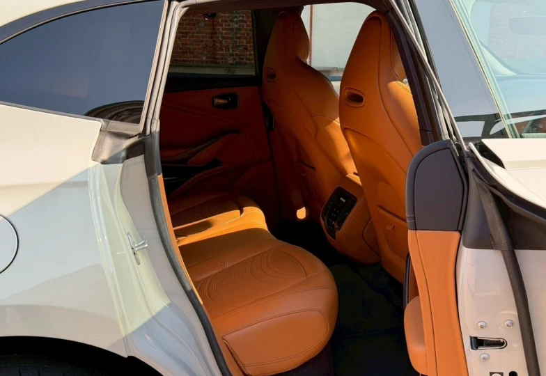 Aston Martin DBX White