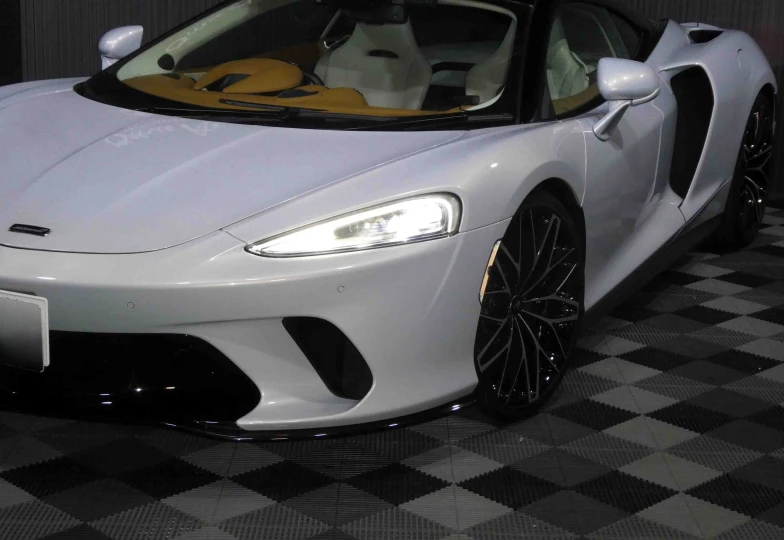 McLaren GT White