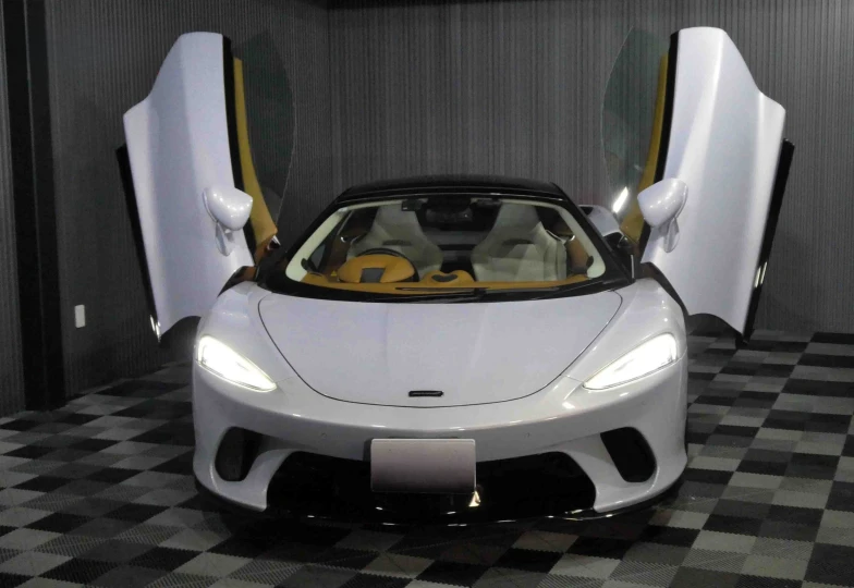 McLaren GT White