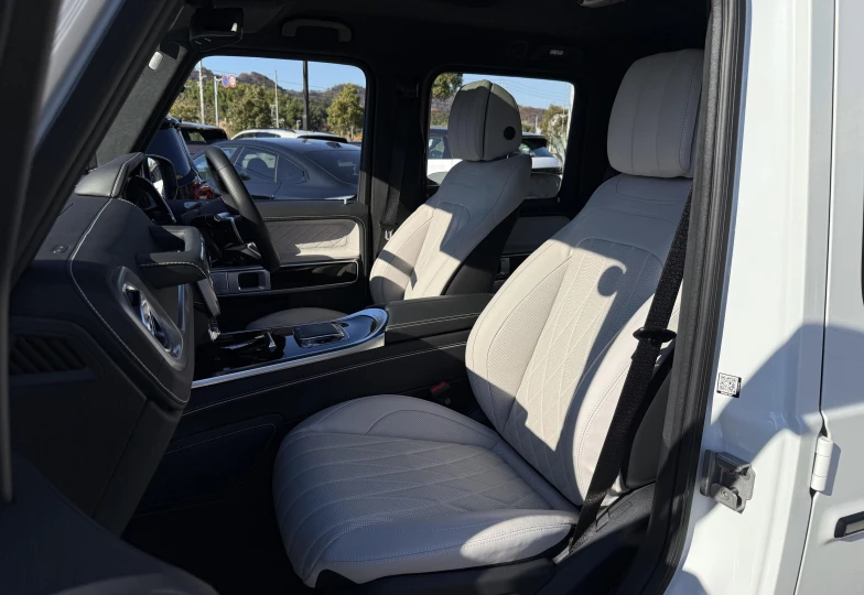 Mercedes G-class White