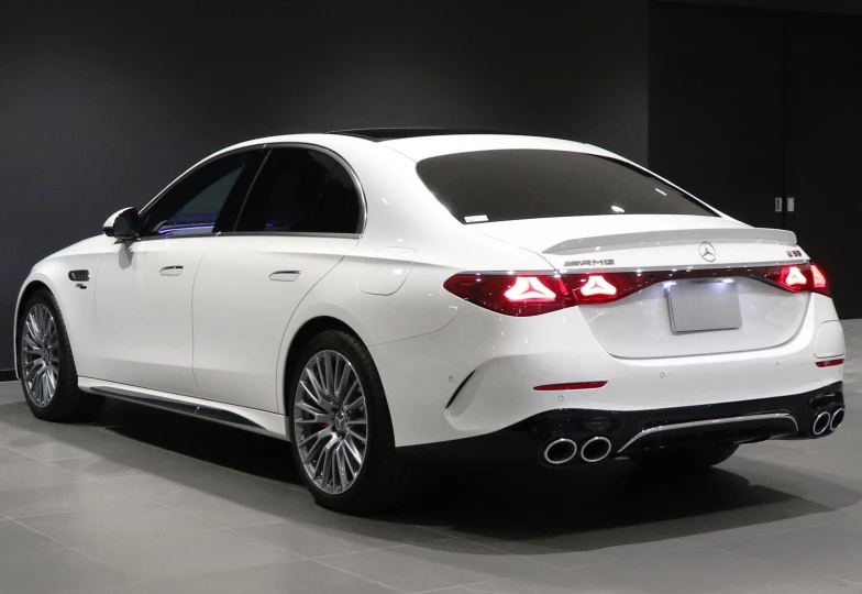 Mercedes E-class Белый