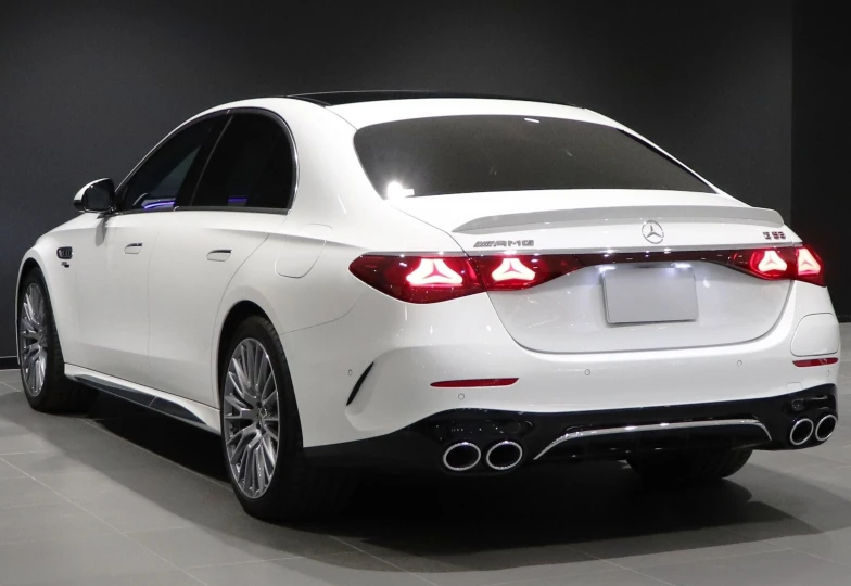 Mercedes E-class Белый