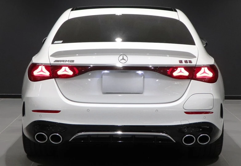 Mercedes E-class Белый