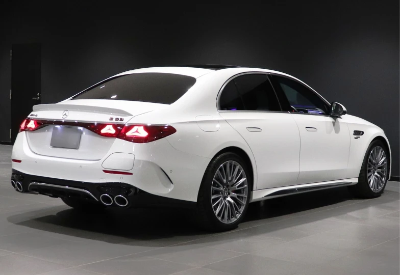 Mercedes E-class Белый