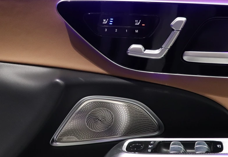 Mercedes E-class Белый