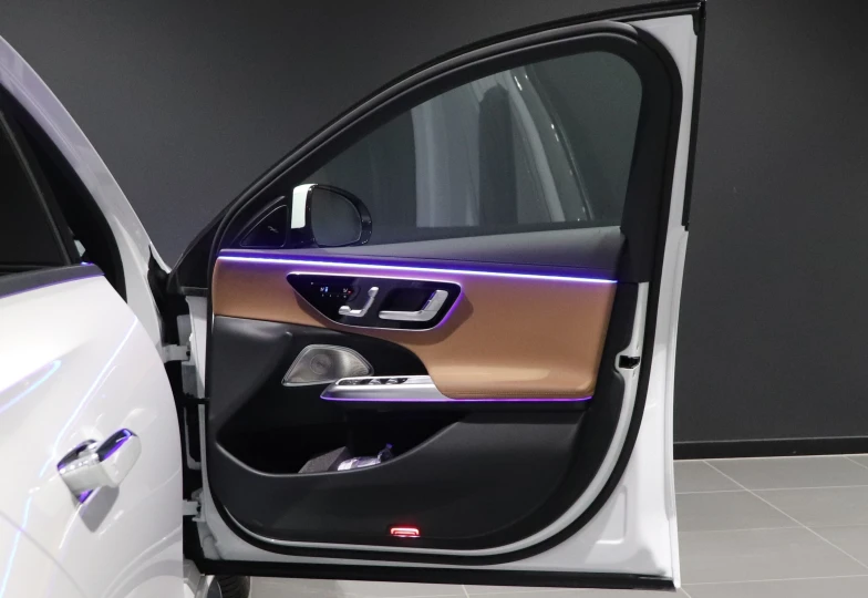 Mercedes E-class Белый