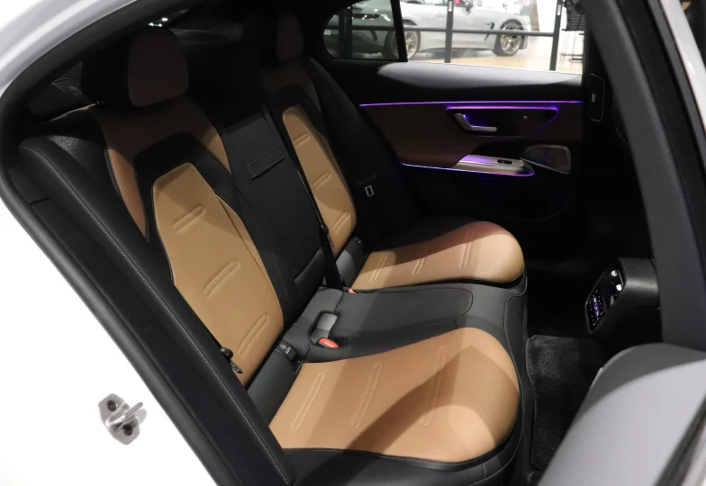 Mercedes E-class Белый