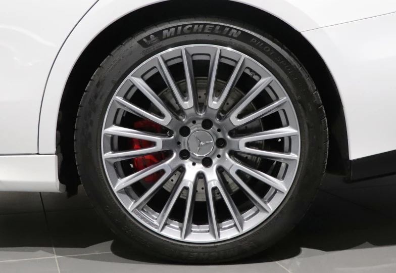 Mercedes E-class Белый