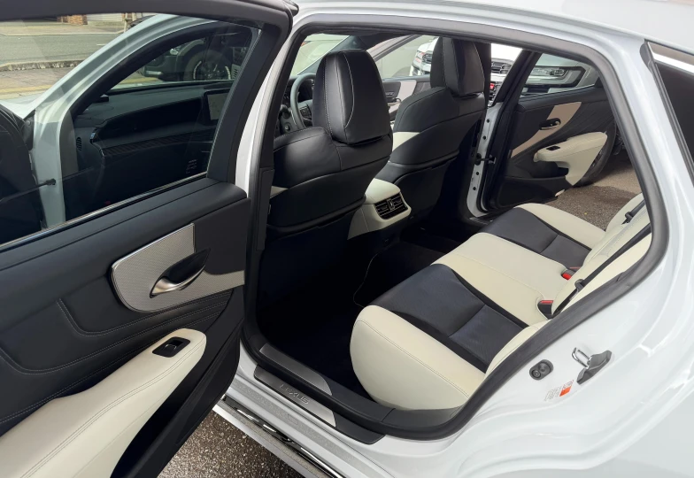Lexus LS White