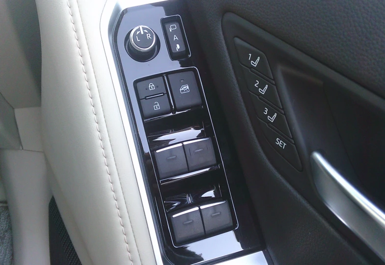 Toyota Land Cruiser White