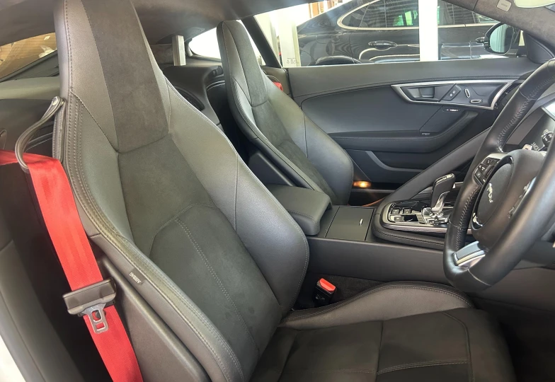 Jaguar F-Type Белый