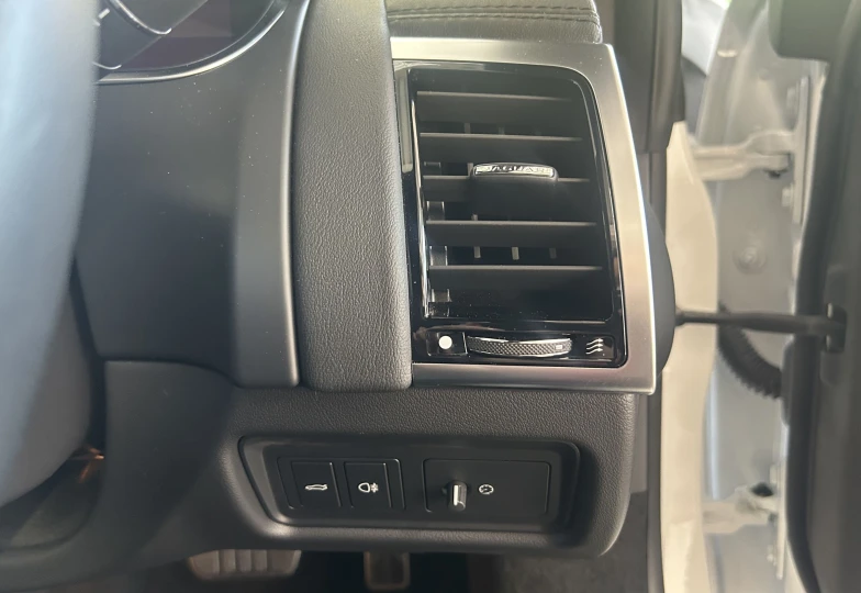 Jaguar F-Type Белый