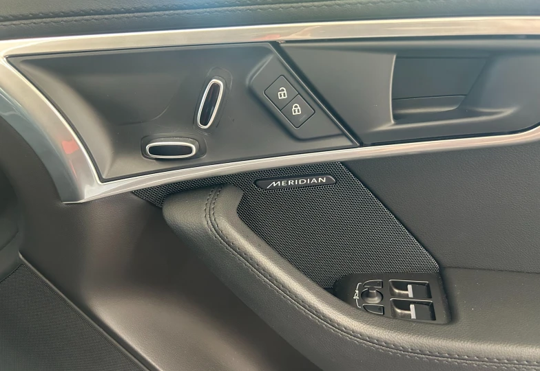 Jaguar F-Type Белый