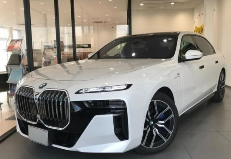 BMW i7 White