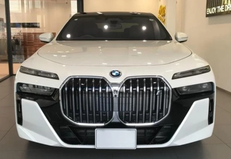 BMW i7 White