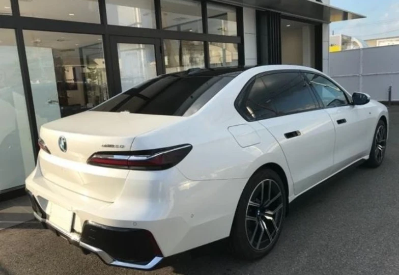 BMW i7 White