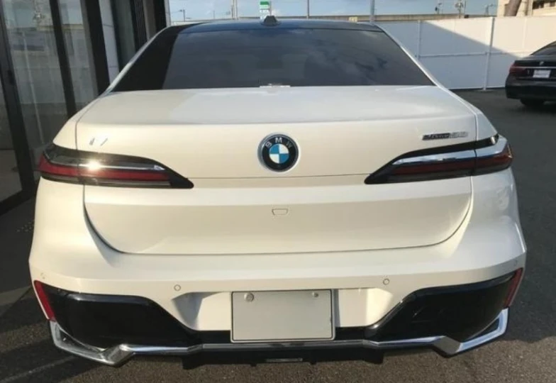 BMW i7 White
