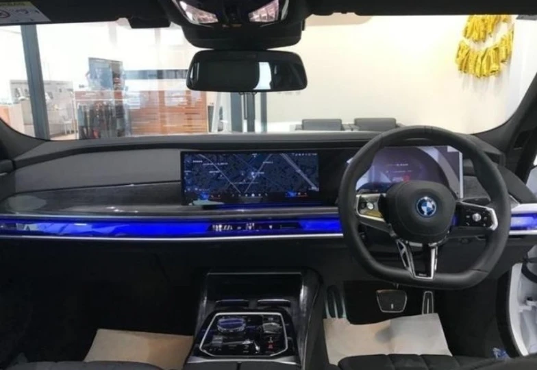 BMW i7 White