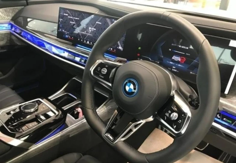 BMW i7 White