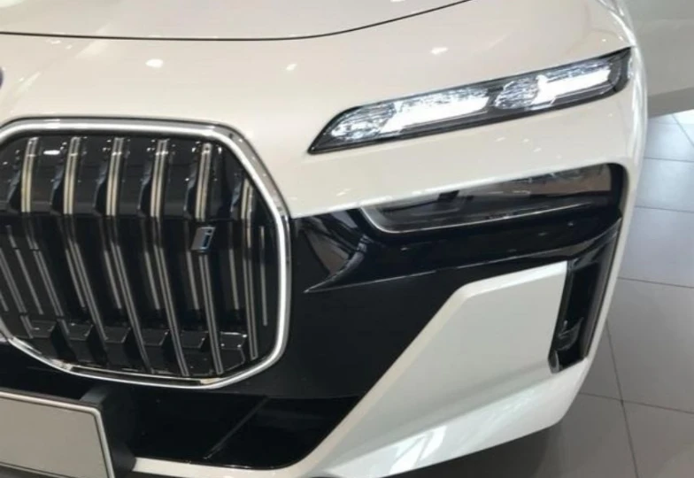 BMW i7 White