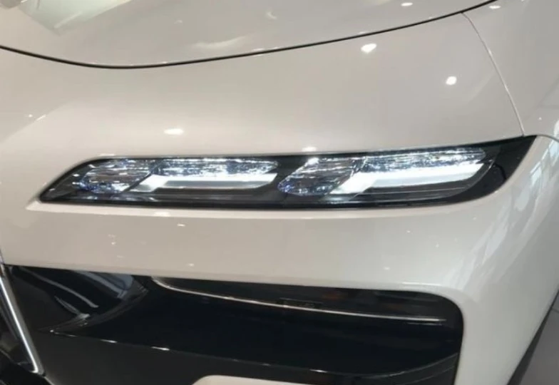 BMW i7 White