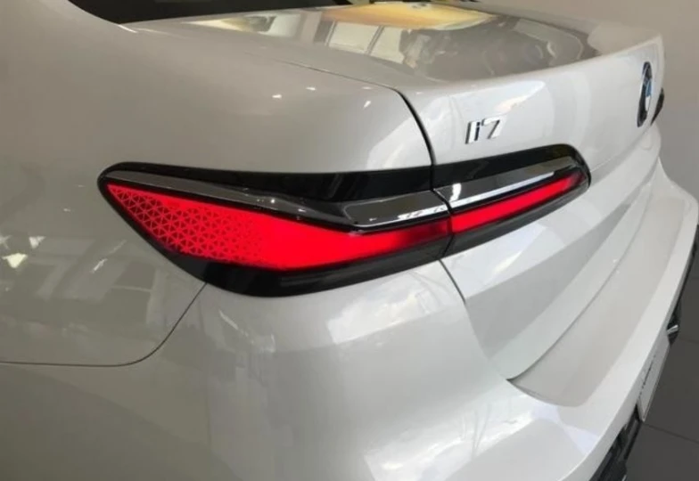 BMW i7 White