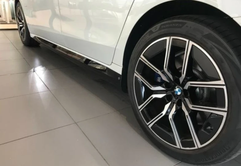 BMW i7 White