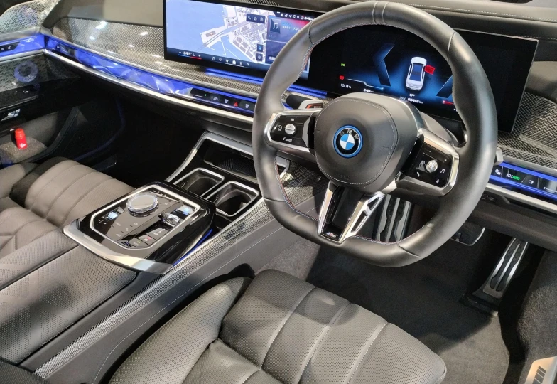 BMW i7 White